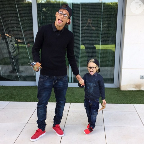 Para colorir o look discreto, Neymar põe um tênis colorido pra destacar a produção. Olha que graça o filho do jogador, Davi Lucca, com visual inspirado no pai!