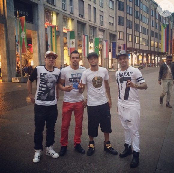 O destaque pode estar em tiras douradas nos sapatos de Neymar