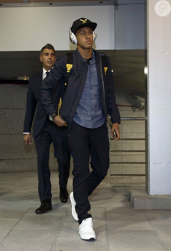Para viagens, Neymar escolhe roupas confortáveis