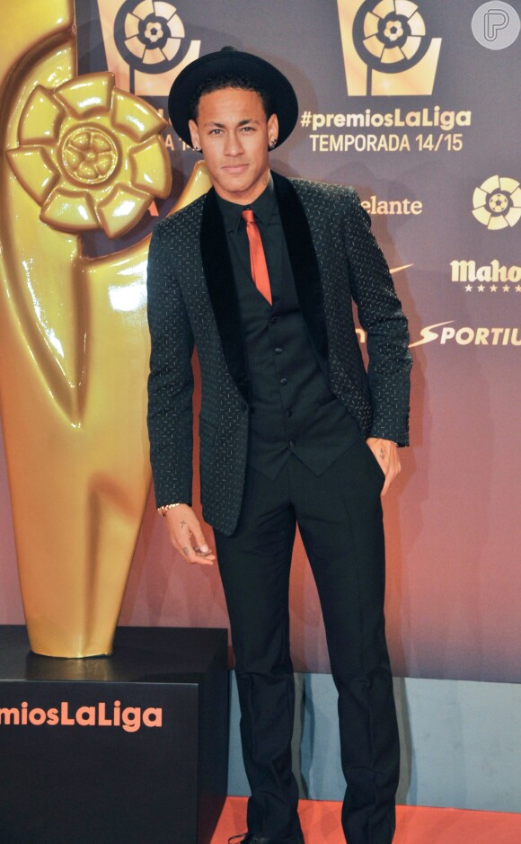 Para outra premiação esportiva, Neymar apostou no look cheio de detalhes: chapéu, gravata vermelha e blazer estampado