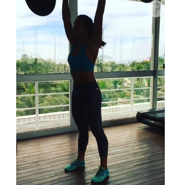 Giulia mostrou sua força e dedicação e postou um vídeo em que aparece fazendo agachamento com peso