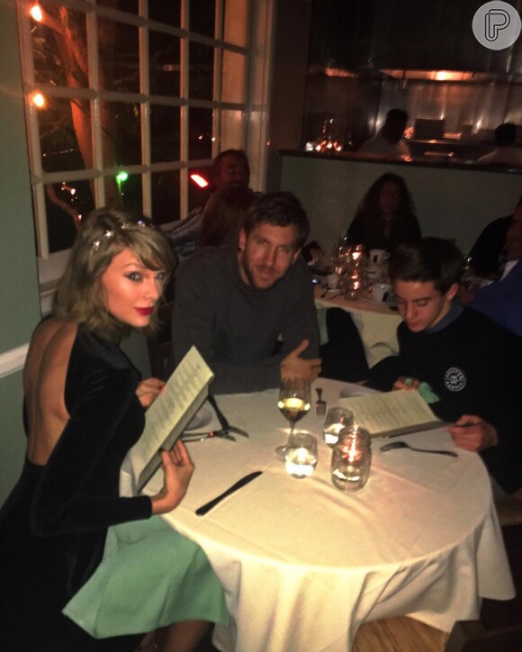 Taylor Swift e Calvin Harris interrompem jantar romântico para fazer foto divertida com fã em restaurante nos Estados Unidos