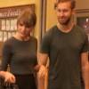 Taylor Swift e Calvin Harris interrompem jantar romântico para fazer foto divertida com fã em restaurante nos Estados Unidos