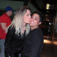 Thammy Miranda ganha beijo da namorada e declaração da ex em aniversário