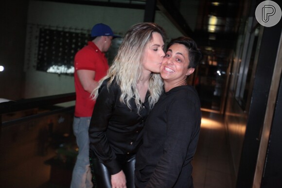 Thammy Miranda ganha beijo da namorada, Nilceia Oliveira, na comemoração do seu aniversário de 31 anos, em São Paulo, em 3 de setembro de 2013