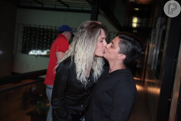 Thammy Miranda beija a namorada, Nilceia Oliveira
