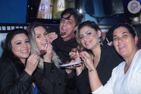 Thammy Miranda come bolo de chocolate com a namorada, Nilceia Oliveira, e amigas