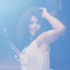 Paula Fernandes é a dançarina com uma peruca