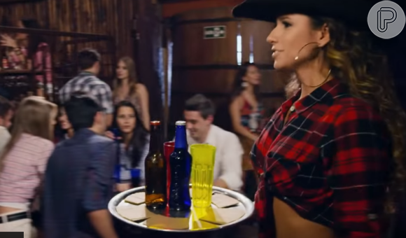 Paula Fernandes aparece com uma garçonete sexy no clipe