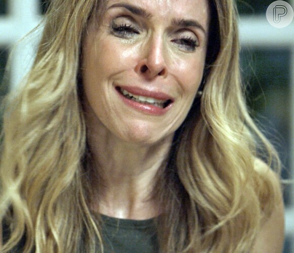 Kiki (Deborah Evelyn) se desespera e grita por Nelita (Bárbara Paz), na novela 'A Regra do Jogo'