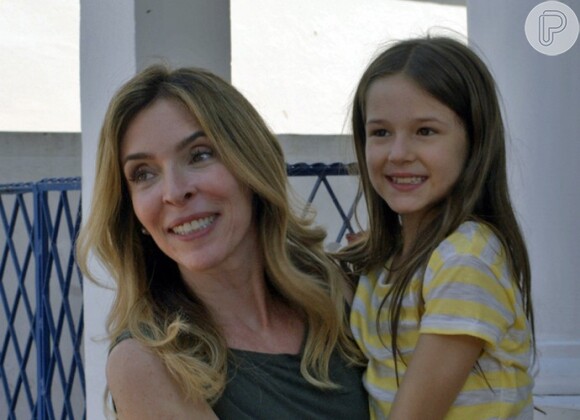 Kiki (Deborah Evelyn) vai socorrer a filha e encontra Nelita (Bárbara Paz), na novela 'A Regra do Jogo'