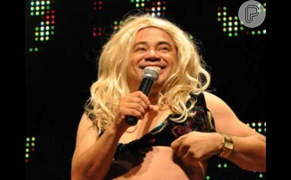 Shaolin divertia o público com a peruca loira imitando a cantora Joelma