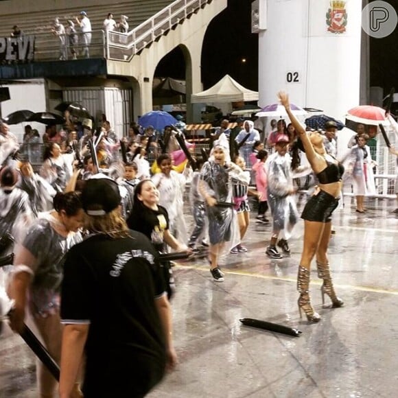 Thaila mostrou samba no pé durante o ensaio da escola Gaviões da Fiel em São Paulo