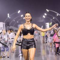 Carnaval: Thaila Ayala e ex-BBB Amanda Djehdian mostram samba no pé em ensaio