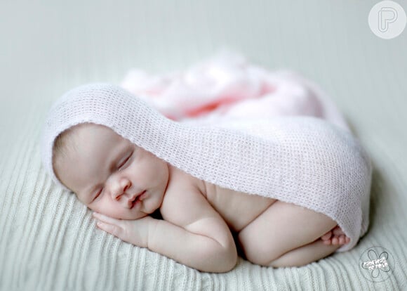 Em tutu de bailarina e enrolada em uma toalha, a neta de Preta Gil aparece dormindo em todas as fotos