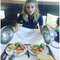 Grazi Massafera posa com dois pratos e fica de olho na comida de amiga: 'Fome!'