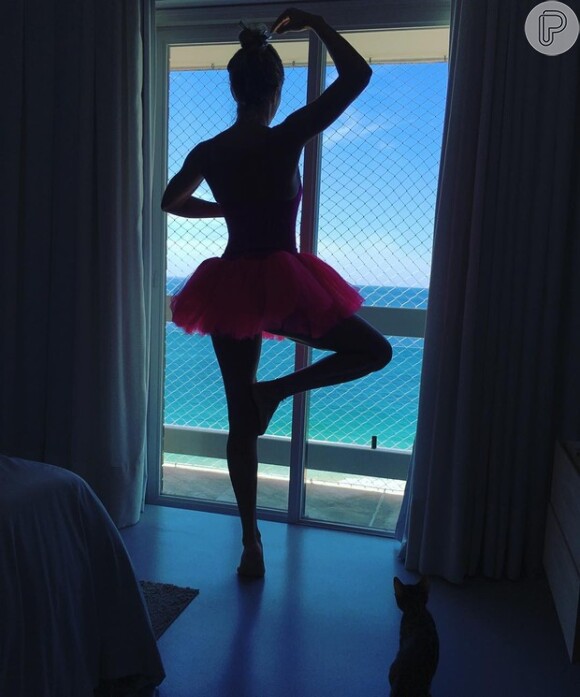 Grazi Massafera foi clicada em pose de bailarina pela filha Sofia