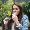 Bruna Marquezine toma sorvete no dia da gravação