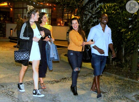 Ao lado da amiga Julia Faria e do cantor Thiaguinho, casado com Fernanda, elas saem para jantar no Rio