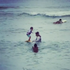 Luana Piovani leva o filho mais velho, Dom, de 3 anos, para surfar