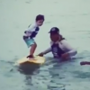 Luana Piovani leva o filho mais velho, Dom, de 3 anos, para surfar