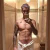 Justin Bieber posou apenas de toalha e compartilhou as imagens nas redes sociais: 'De volta à academia'