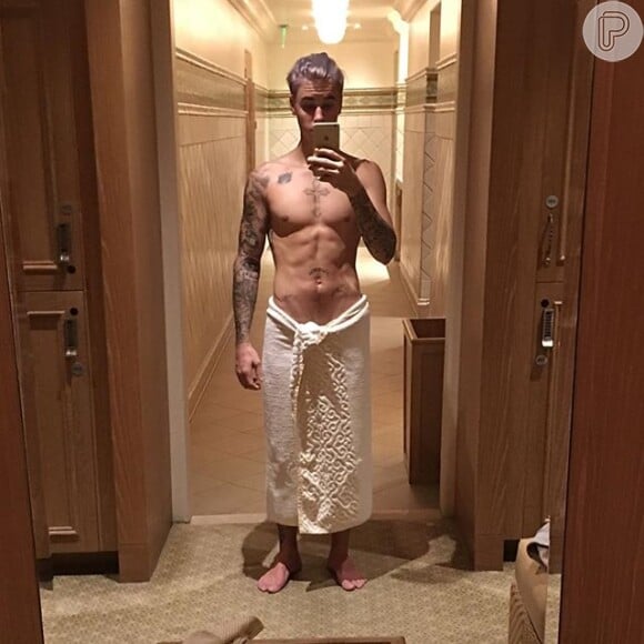 Justin Bieber posou apenas de toalha e compartilhou as imagens nas redes sociais: 'De volta à academia'