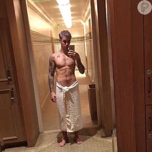 Justin Bieber postou imagens apenas de toalha no Instagram