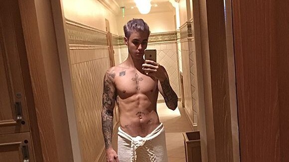 Justin Bieber aparece só de toalha e arranca elogios de seguidores: 'Deuso'