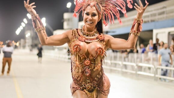 Gracyanne Barbosa, rainha da X-9 Paulistana, recebe elogio: 'Samba no pé'. Vídeo