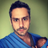 Paizão, Alexandre Nero publicou neste domingo, 17 de janeiro de 2016, uma foto com o filho todo enrolado em um sling