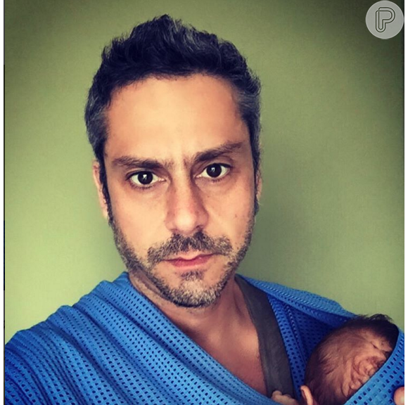 Paizão, Alexandre Nero publicou neste domingo, 17 de janeiro de 2016, uma foto com o filho todo enrolado em um sling