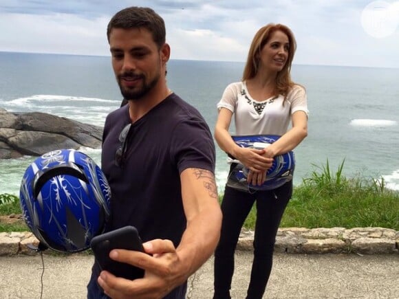 Cauã Reymond levou apresentadora Poliana Abrita para passeio de moto no 'Fantástico' desse domingo, 17 de janeiro de 2016