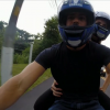 Cauã Reymond leva Poliana Abritta na garupa de sua moto em reportagem do 'Fantástico' neste domingo, 17 de janeiro de 2016