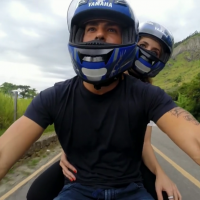 Cauã Reymond leva Poliana Abritta para passeio de moto no 'Fantástico'. Fotos!