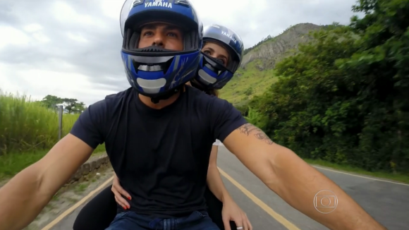 Cauã Reymond leva Poliana Abritta para passeio de moto no 'Fantástico'. Fotos!