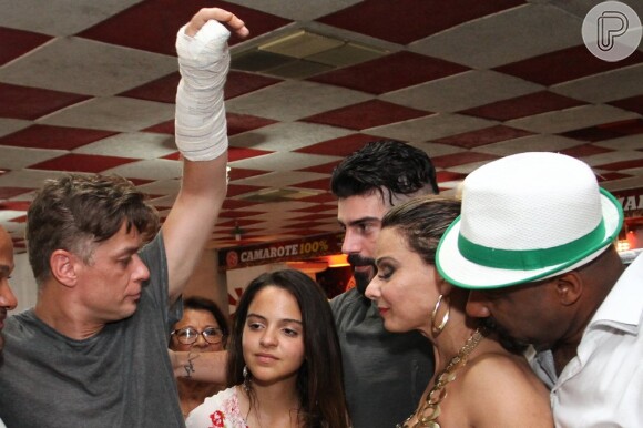 Fábio Assunção precisou engessar o braço após ser operado por cinco horas em virtude de acidente doméstico