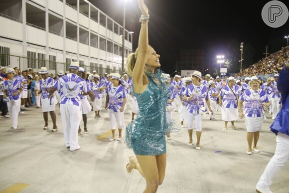 Adriane Galisteu usou um vestido curto e franjado no ensaio da Portela para este Carnaval