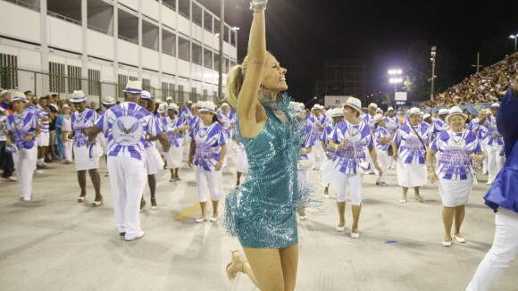 Carnaval: Adriane Galisteu e Gracyanne Barbosa se divertem em ensaio da Portela