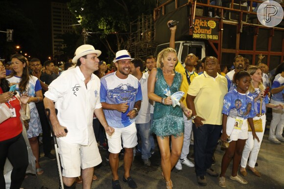 Adriane Galisteu se divertiu ainda ao encontrar o prefeito do Rio, Eduardo Paes, e o cantor Diogo Nogueira