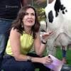 Fátima Bernardes se prepara para ordenhar vaca no 'Encontro com Fátima Bernardes', desta segunda-feira, 18 de janeiro de 2016