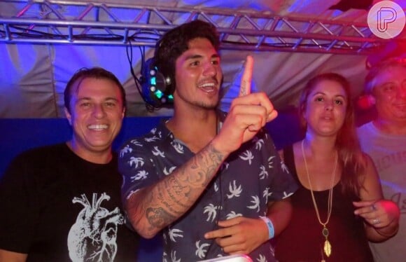 Gabriel Medina tocou vários funks ao assumir a pick-up da festa em Fernando de Noronha