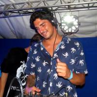 Gabriel Medina ataca de DJ em festa com Carol Barcellos em Fernando de Noronha