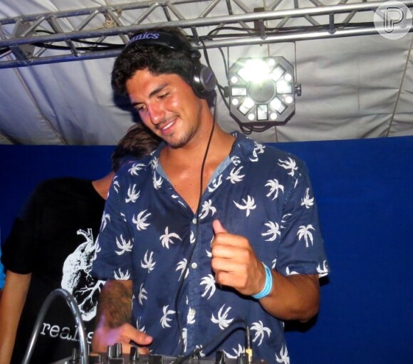 Gabriel Medina atacou de DJ na festa promovida pela equipe do quadro 'Nas Ondas de Noronha 3', do 'Esporte Espetacular' da Globo, neste domingo, 17 de janeiro de 2016
