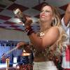 Viviane Araújo se divertiu tocando tamborim durante ensaio do Salgueiro para o Carnaval