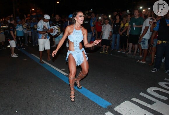 Sabrina Sato mostrou samba no pé em ensaio de rua da Vila Isabel para este Carnaval
