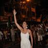 Agatha Moreira escolheu um vestido curto para o ensaio de rua da Vila Isabel para o Carnaval