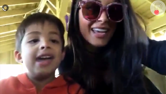 Aline Riscado e o filho, Nathan, de 5 anos, estão em Orlando, nos EUA, cantaram parabéns para Rodrigo Riscado pelo Snapchat