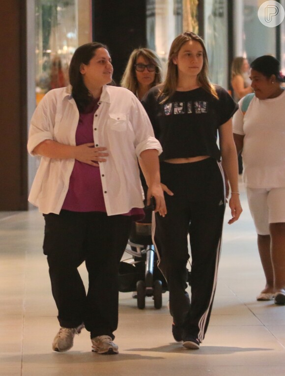 Fernanda Gentil passeia no shopping com mãe, amiga e filho