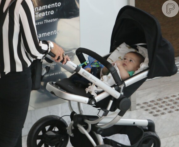Fernanda Gentil passeia no shopping com o filho, Gabriel